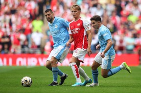 九游体育首页包含马德里竞技迎英超关键赛；转会期外线爆发；目标明确；训练强度明显提升的词条